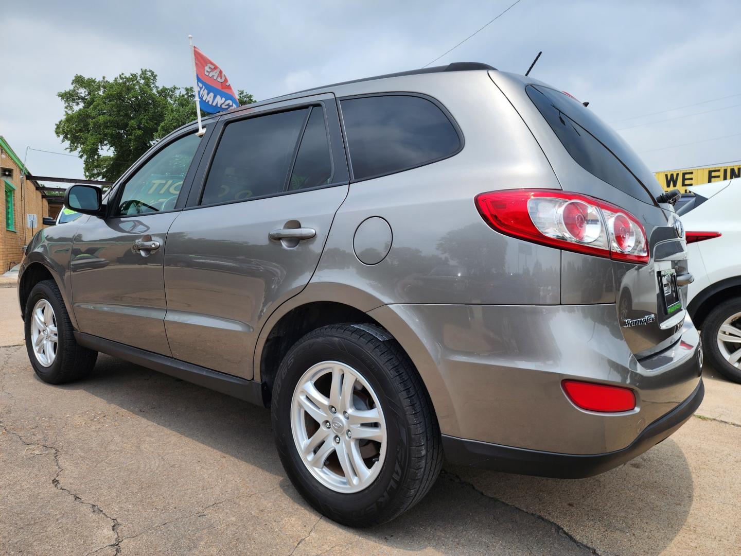 2012 GRAY Hyundai Santa Fe FE GLS (5XYZGDAB0CG) , AUTO transmission, located at 2660 S.Garland Avenue, Garland, TX, 75041, (469) 298-3118, 32.885551, -96.655602 - Welcome to DallasAutos4Less, one of the Premier BUY HERE PAY HERE Dealers in the North Dallas Area. We specialize in financing to people with NO CREDIT or BAD CREDIT. We need proof of income, proof of residence, and a ID. Come buy your new car from us today!! This is a very clean 2012 HYUNDAI SAN - Photo#5